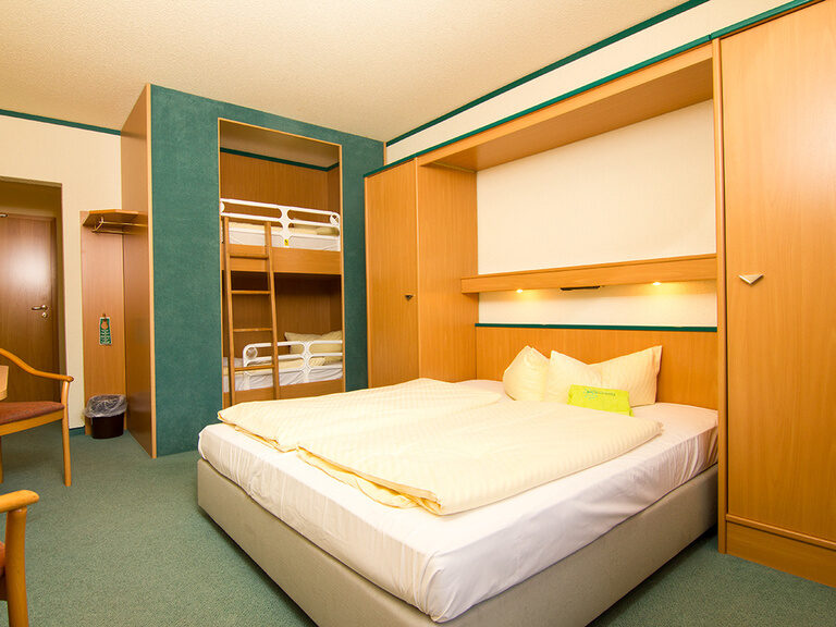 Helles, gemütliches 1-Raum Familienzimmer im Aparthotel am Rennsteig, optimiert für Kurzurlaub und preisbewusste Familien.
