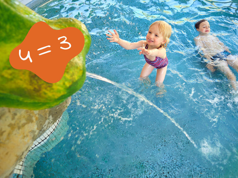 Kinder spielen im Kinderplantschbecken unseres Familienhotels. Aktionsbild für das 4=3 Angebot (1 Nacht geschenkt), ideal für den preisbewussten Urlaub mit Kindern in Thüringen.