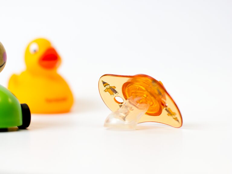 Urlaub mit Kleinkindern | Babyausstattung Familienhotel Thüringen Babyschnuller und Babyspielzeug liegen bereit, um die umfassende Babyausstattung im Familienhotel zu symbolisieren. Ideal für Urlaub mit Kleinkindern in Thüringen.