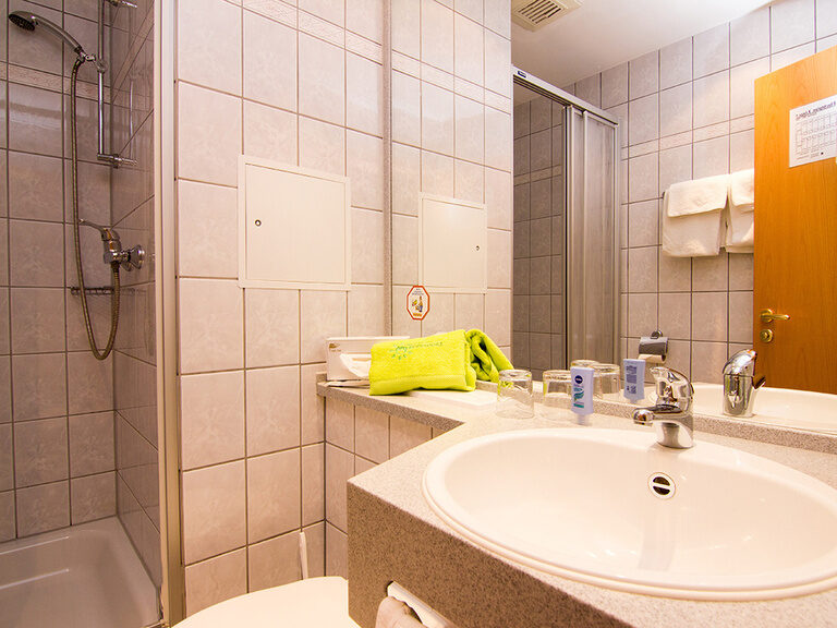 Badezimmer in einem Familienzimmer oder Appartement im Aparthotel am Rennsteig.