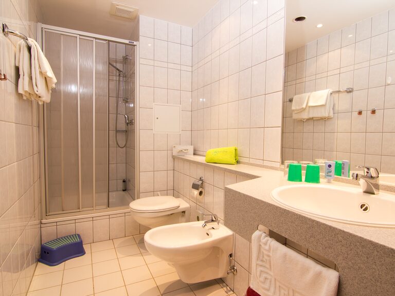 Helles, sauberes Bad im Typ IV Familienzimmer des Aparthotels am Rennsteig, wichtig für den Urlaub mit Kindern Thüringen.