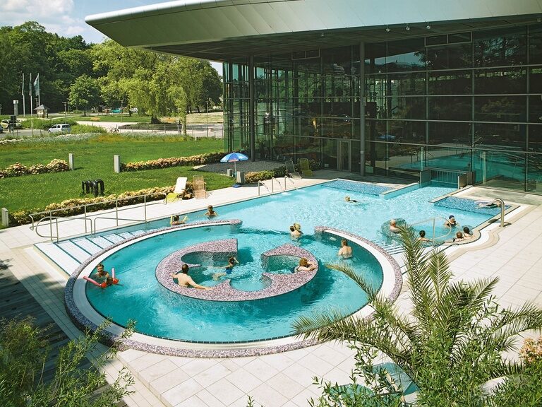 Badespaß für die ganze Familie in der nahegelegenen Therme Familie mit Kindern genießt einen entspannten Tag in der Therme mit Innen- und Außenbecken und kleinem Kinderbereich nahe dem Aparthotel am Rennsteig