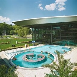 Familie mit Kindern genießt einen entspannten Tag in der Therme mit Innen- und Außenbecken und kleinem Kinderbereich nahe dem Aparthotel am Rennsteig