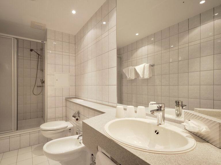 Badezimmer der Suite – Familienurlaub Thüringen Halbpension Geräumiges Badezimmer der größten Suite im Aparthotel Am Rennsteig. Ideal für den komfortablen Familienurlaub in Thüringen mit der ganzen Familie oder Großeltern.