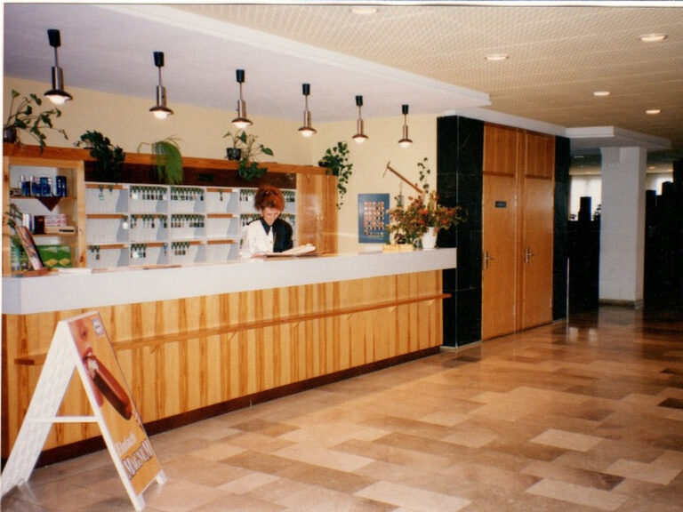 Ein altes Chronikbild, das zeigt, wie die Hotel-Rezeption früher aussah