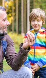 Naturerlebnis Thüringer Wald | Familienwanderung mit Kindern Ein Vater zeigt seinem Sohn einen Frosch auf seiner Hand. Ein schönes Naturerlebnis bei einer Familienwanderung durch den Thüringer Wald.