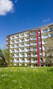 Aparthotel Am Rennsteig im Frühling hinter einer bunten Blumenwiese im Thüringer Wald