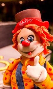 Kindgerechte Speisen und ein Buffet mit Happy dem Clown, dem Maskottchen von Familotel