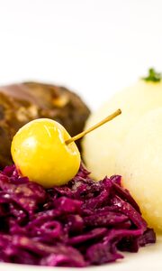Traditionelle Thüringer Roulade mit Rotkohl und Klößen im Aparthotel Am Rennsteig