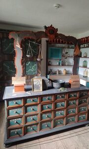 Originale Neubeck'sche Apotheke im Bauernmuseum Rudolstadt, die Herztinktur verkaufte. Ein spannendes Ausflugsziel in der Nähe des Aparthotels am Rennsteig.