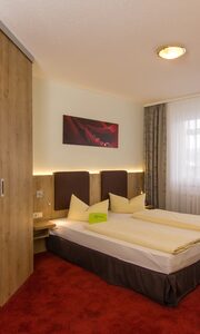 Modernes Doppelzimmer Superior mit getrenntem Bad/WC und Balkonblick. Thüringen Urlaub.