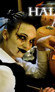 Titelbild des Halloween-Angebots mit einem Zombie und einem Kürbis. Bewirbt das Event-Programm und den Familienurlaub Thüringen Halbpension.