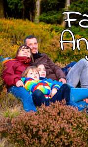 Eine Familie (Eltern und Kinder) macht eine gemütliche Pause im Freien bei warmem Licht der Abendsonne. Symbolisiert entspannten Familienurlaub Thüringen.