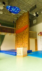 Indoorspielplatz Thüringer Wald | Kinderanimation Familienhotel Großes Indoorspielzimmer mit Kletterwand und Hängemöglichkeiten für Kinder. Ein wichtiger Bestandteil der Kinderanimation im Familienhotel Thüringen.