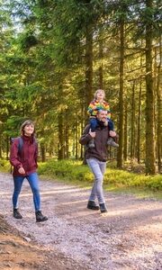 Stimmungsbild für herbstlichen Familienwanderurlaub im Thüringer Wald. Familienfreundliche Wanderwege und Herbstangebote am Rennsteig.