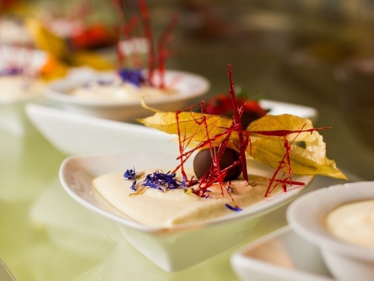 Kleine dekorierte Desserts im Restaurant des Aparthotel Am Rennsteig