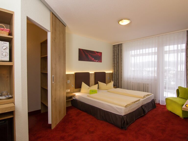 Modernes Doppelzimmer Superior mit getrenntem Bad/WC und Balkonblick. Thüringen Urlaub.