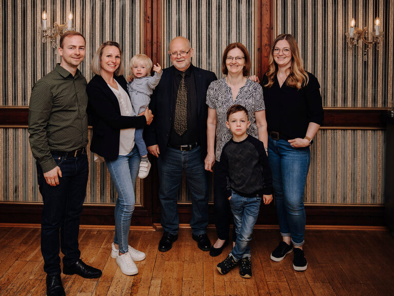 Familienbild der Familie Neubeck, den Gastgebern des Aparthotels am Rennsteig, im Hotelrestaurant