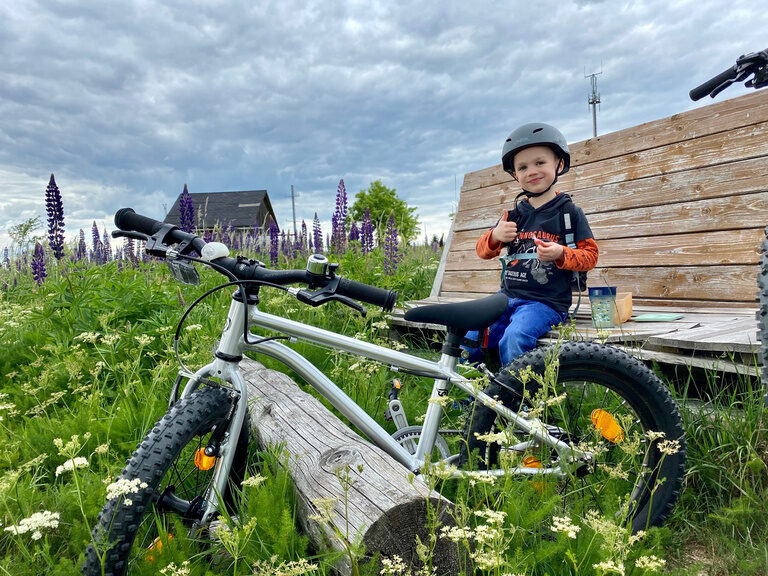 Junge macht Pause mit seinem Fahrrad während einer familienfreundlichen Fahrradtour im Thüringer Wald