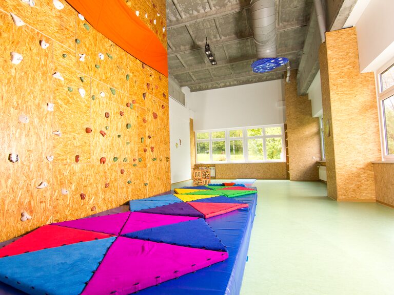 Indoorspielzimmer mit Kletterwand und Spielmatten im Aparthotel Am Rennsteig