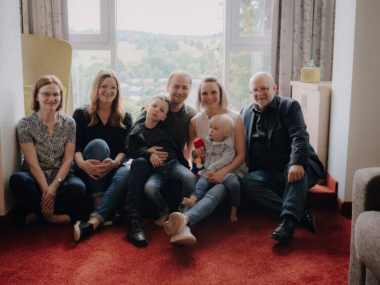 Familienhotel mit 30 Jahren Tradition | Gastgeber im Thüringer Wald Familienbild der Familie Neubeck, den Gastgebern des Aparthotels am Rennsteig, im Hotelzimmer