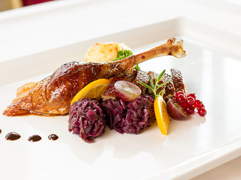 Knusprige Gans mit Rotkohl und Thüringer Klößen im Familotel Thüringer Wald