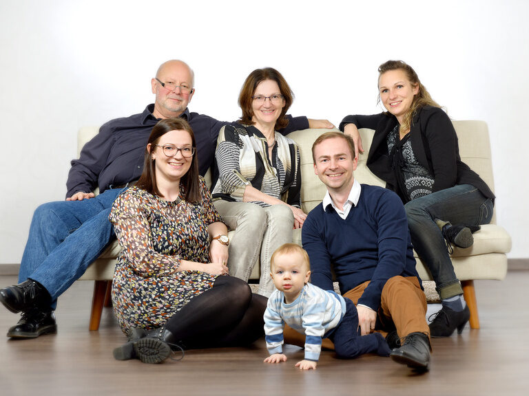 Familienbild der Gastgeber-Familie Neubeck zusammen mit ihren Kindern im Aparthotel am Rennsteig.