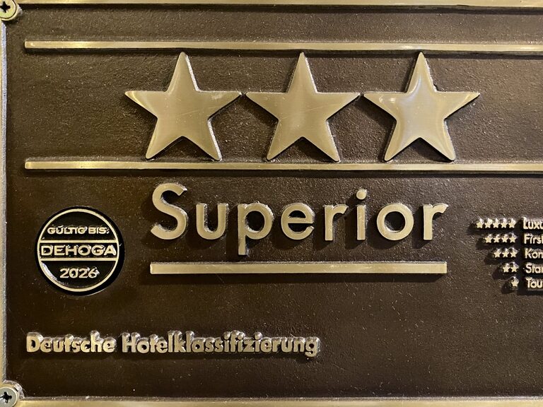 3 Sterne Superior Hotel Thüringen | Qualität Familienhotel Das offizielle Siegel des DEHOGA für die 3-Sterne Superior Hotelklassifizierung des Aparthotels am Rennsteig.