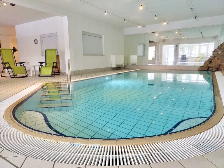 Innenpool Wellness Fastenurlaub | Hotel mit Schwimmbad Thüringen Heller Innenpool, der gerne von Gästen im Fastenurlaub und zur allgemeinen Entspannung im Familienhotel genutzt wird.