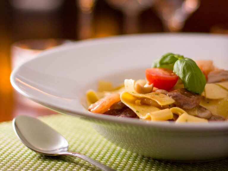 Teller mit italienischen Köstlichkeiten, darunter frische Tagliatelle, als Teil des Restaurantangebots.
