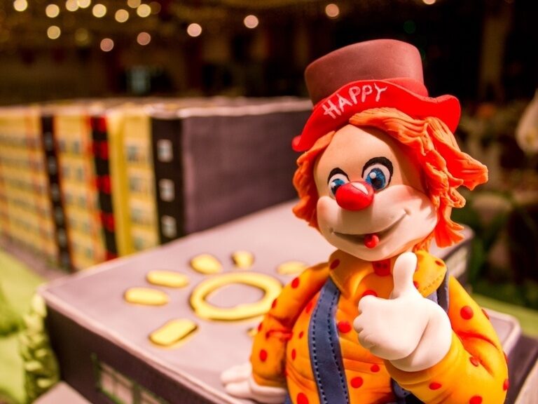 Kinderessen Familienhotel | Familotel am Rennsteig Kindgerechte Speisen und ein Buffet mit Happy dem Clown, dem Maskottchen von Familotel
