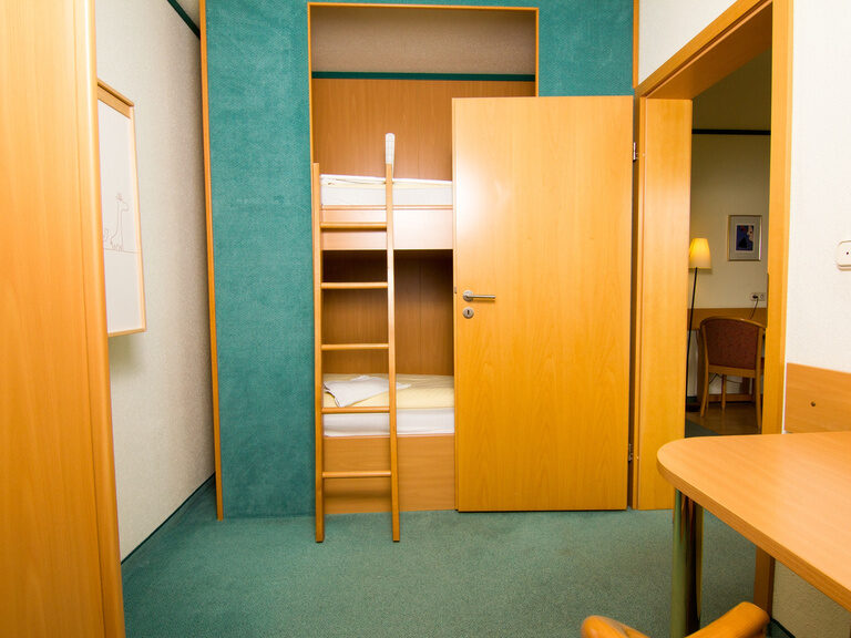Separates Kinderschlafzimmer im Typ II 2-Raum Familienzimmer mit Doppelstockbett und viel Platz zum Spielen. Ideal für Familienurlaub Thüringen Halbpension.