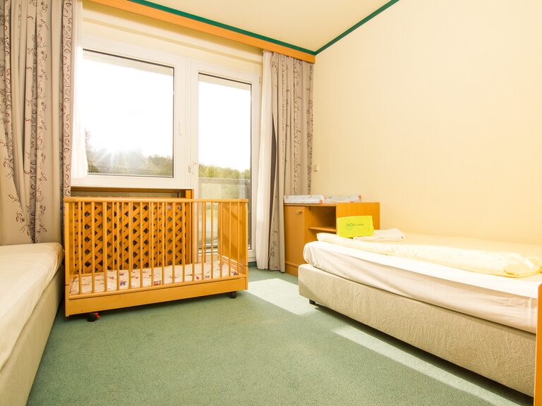 Separates Kinderschlafzimmer im Typ IV Familienzimmer mit Betten und kindgerechter Einrichtung. Ideal für Urlaub mit Kindern Thüringen.