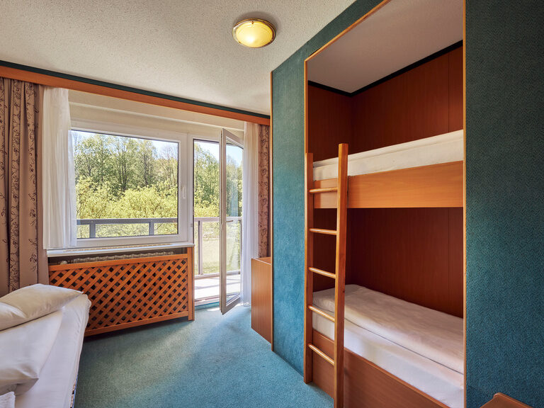 Kinderzimmer mit Doppelstockbett – Familienhotel Thüringen Separates Kinderzimmer mit Doppelstockbett in der größten Suite unseres Familienhotels. Ideal für den Urlaub mit Kindern in Thüringen nahe Rennsteig und Thüringer Meer.