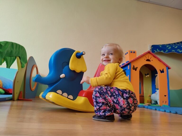 Kleinkinderspielzimmer mit Rutsche, Krabbelelementen und Spielzeug im Aparthotel Am Rennsteig