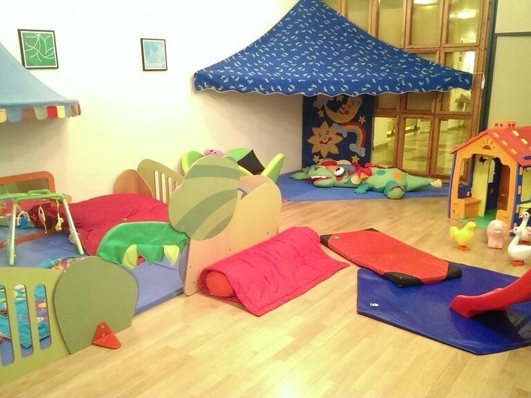 Kinderspielzimmer mit vielen Elementen und Spielsachen zum Fühlen und Tasten für krabbelnde Kinder. Ideal für Urlaub mit Kleinkindern Thüringen.