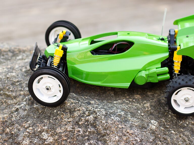 Ein RC Car (ferngesteuertes Auto) steht bereit auf der hoteleigenen Fahrbahn zur Nutzung.