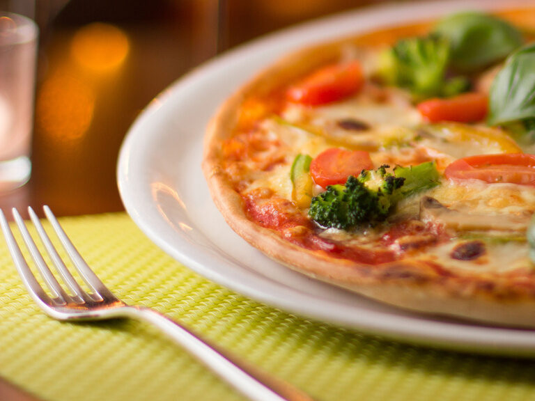 Frisch gebackene Pizza serviert im Aparthotel Am Rennsteig