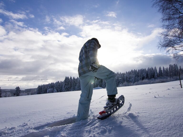 Schneeschuhwandern Fastenurlaub | Aktivität Thüringer Wald Gäste beim Schneeschuhwandern durch den verschneiten Thüringer Wald als aktive Unterstützung für den Fastenurlaub.