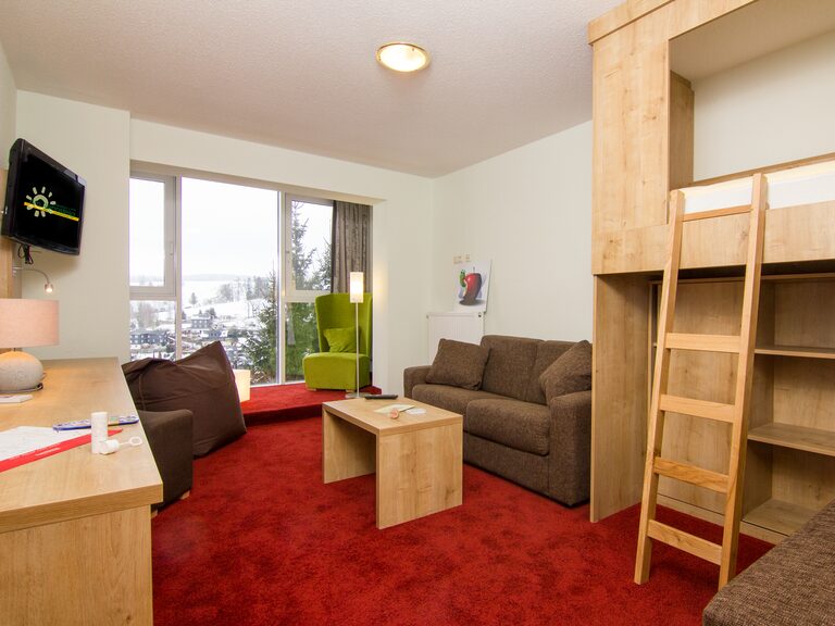 Luxuriöse Superior Suite 2-Raum mit Doppelstockbett, getrenntem Bad/WC und Balkonblick.