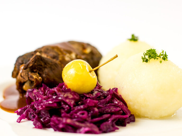 Traditionelle Thüringer Roulade mit Klößen und Rotkohl auf Soße im Aparthotel Am Rennsteig