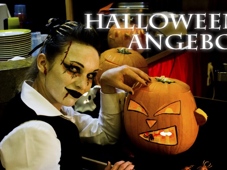 Titelbild des Halloween-Angebots mit einem Zombie und einem Kürbis. Bewirbt das Event-Programm und den Familienurlaub Thüringen Halbpension.