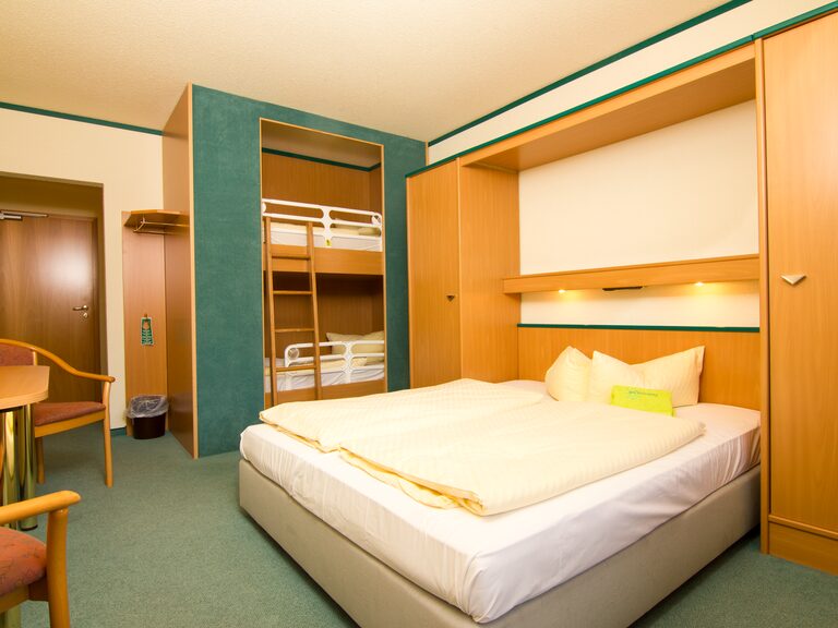 Typ Family 1-Raum Zimmer mit Doppelstockbett und Balkon. Halbpension für Erwachsene und Kids all in für Kinder inklusive.
