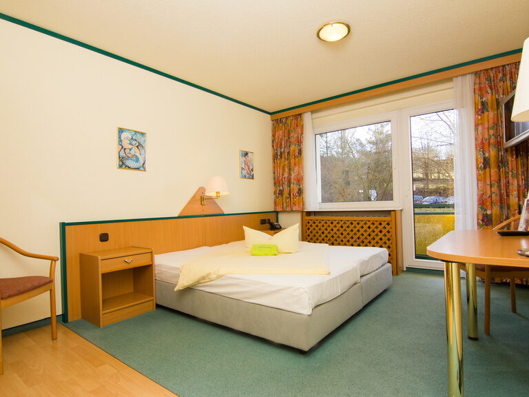 Typ I 1-Raum Doppelzimmer mit Miniküche und Balkon. Beinhaltet Halbpension für Erwachsene und Kids all in für Kinder.