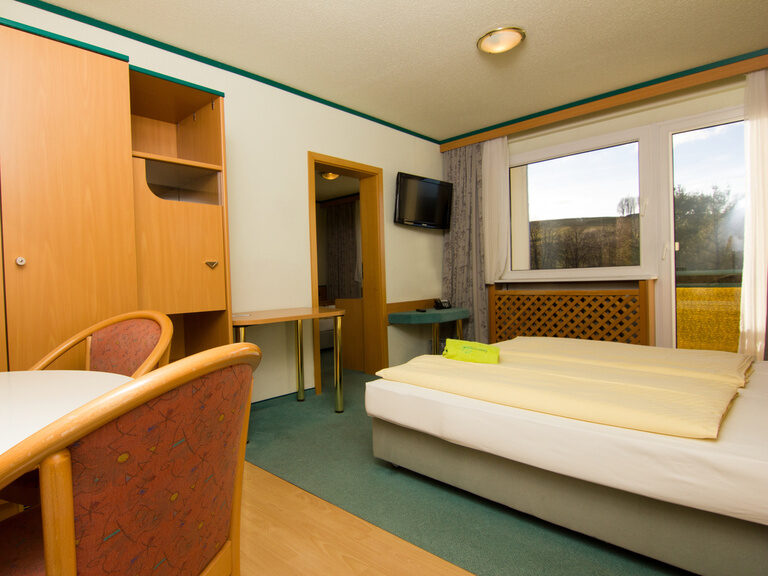 2-Raum Zimmer zwei Doppelbetten | Thüringen Urlaub mit Kindern Typ III 2-Raum Familienzimmer mit zwei Doppelbetten, Balkon und inkludierter Familienurlaub Thüringen Halbpension.