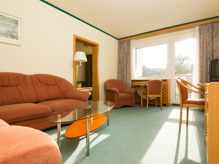 Geräumiges Typ IV 3-Raum Familienappartement mit separatem Kinderzimmer und Balkonblick. Inklusive Kids all in und Halbpension.