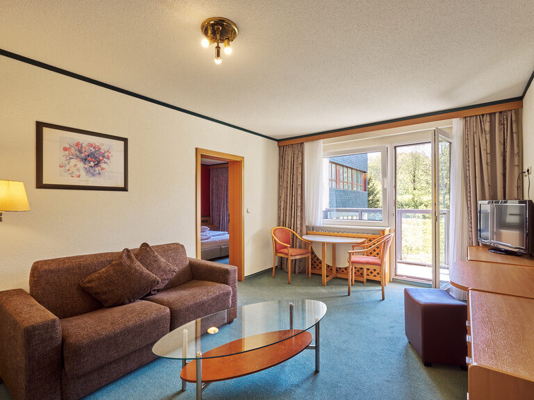 Wohnzimmer der Suite – Familienurlaub Thüringen Geräumiges Wohnzimmer der größten Suite im Aparthotel Am Rennsteig. Bietet viel Platz für den Familienurlaub Thüringen Halbpension oder den Mehrgenerationenurlaub.